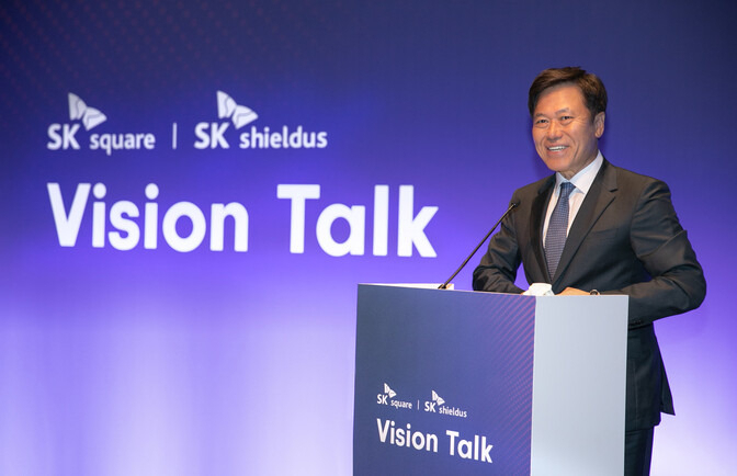 박종호 SK스퀘어 대표이사 부회장이 지난 2월 스페인 바르셀로나 MWC2023 현장에서 기자간담회를 열고 SK쉴더스의 매각 소식을 밝히고 있다. [SK스퀘어 제공]