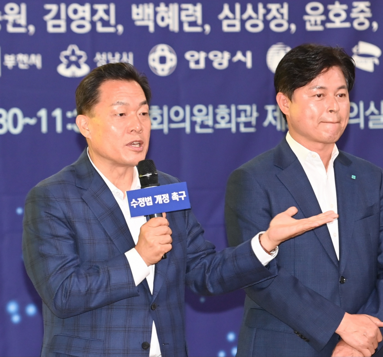 이재준 수원시장(왼쪽)