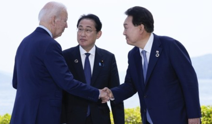 지난달 열린 G7 정상회의에서 조 바이든 미국 대통령(왼쪽부터), 기시다 후미오 일본총리, 윤석열 대통령이 대화를 나누고 있다. [연합]