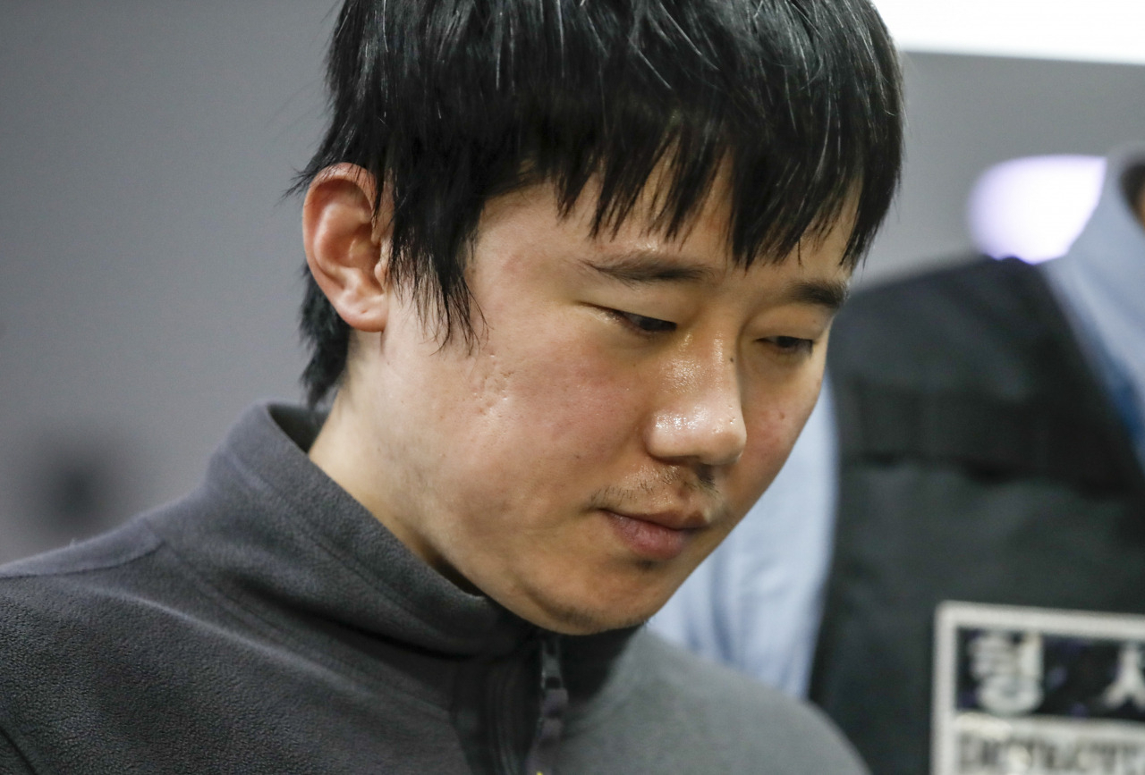 신당역 스토킹 살해 사건 가해자 전주환이 지난해 9월 남대문경찰서에서 검찰로 이송되고 있다. 전씨는 2021년 10월 피해자로부터 불법촬영, 협박 혐의로 고소당한 뒤 합의해달라며 피해자에게 지속적으로 연락을 했다. [연합]