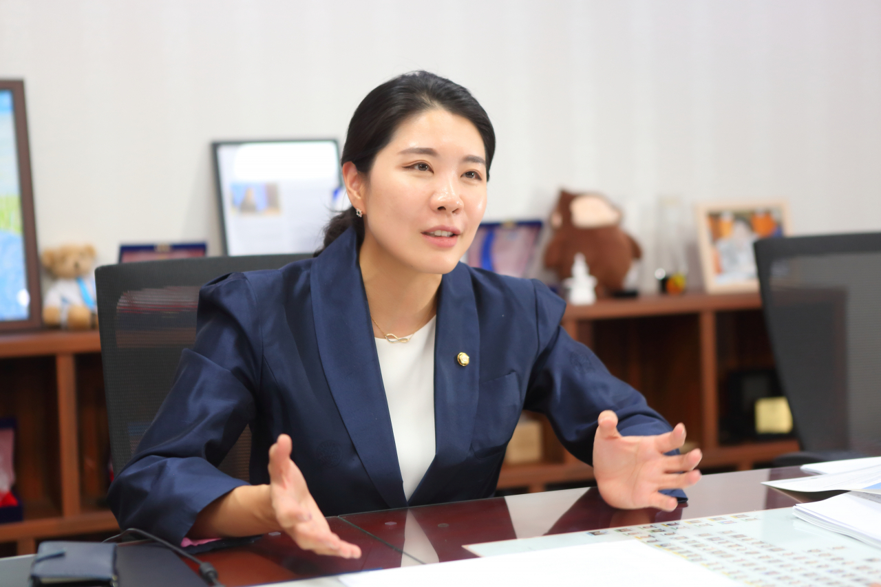 더불어민주당 보건의료특별위원장을 맡고 있는 신현영 의원은 최근 사회적 약자와 취약계층을 대상으로 보건의료, 복지 관련 제도 보완에 대해 깊이 고민하는 시간을 보내고 있다. 사회적으로 이슈가 되고 있는 간호사 처우 문제를 비롯해 의료인들이 현장에서 자부심을 가지고 일할 수 있는 보건의료환경을 조성하기 위해 노력 중이다.