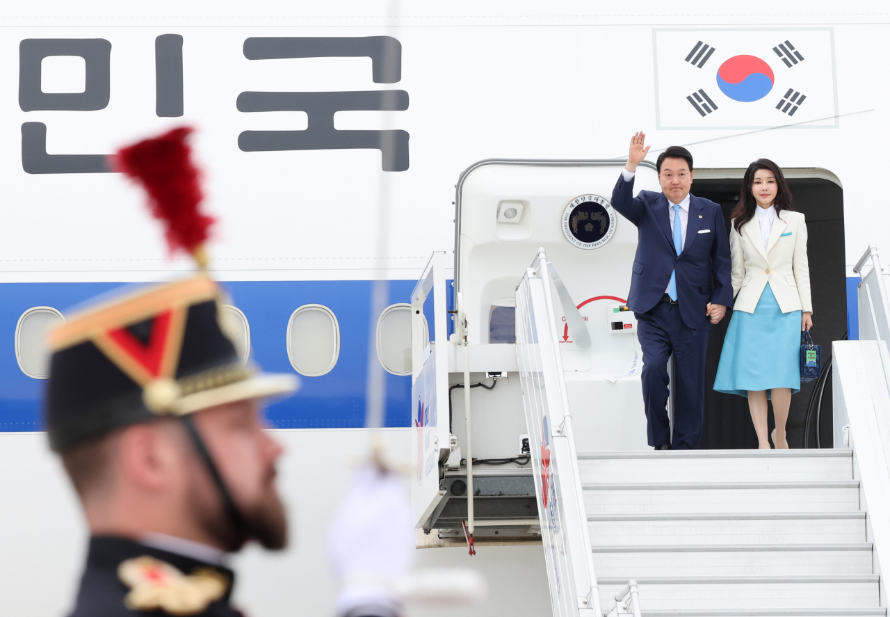 윤석열 대통령과 부인 김건희 여사가 19일(현지시간) 파리 오를리 공항에 공군 1호기 편으로 도착, 손을 들어 인사하고 있다. 오는 21일까지 프랑스를 방문하는 윤 대통령은 에마뉘엘 마크롱 대통령과 정상회담, 국제박람회기구 총회 참석 등의 일정을 소화할 예정이다. [연합]