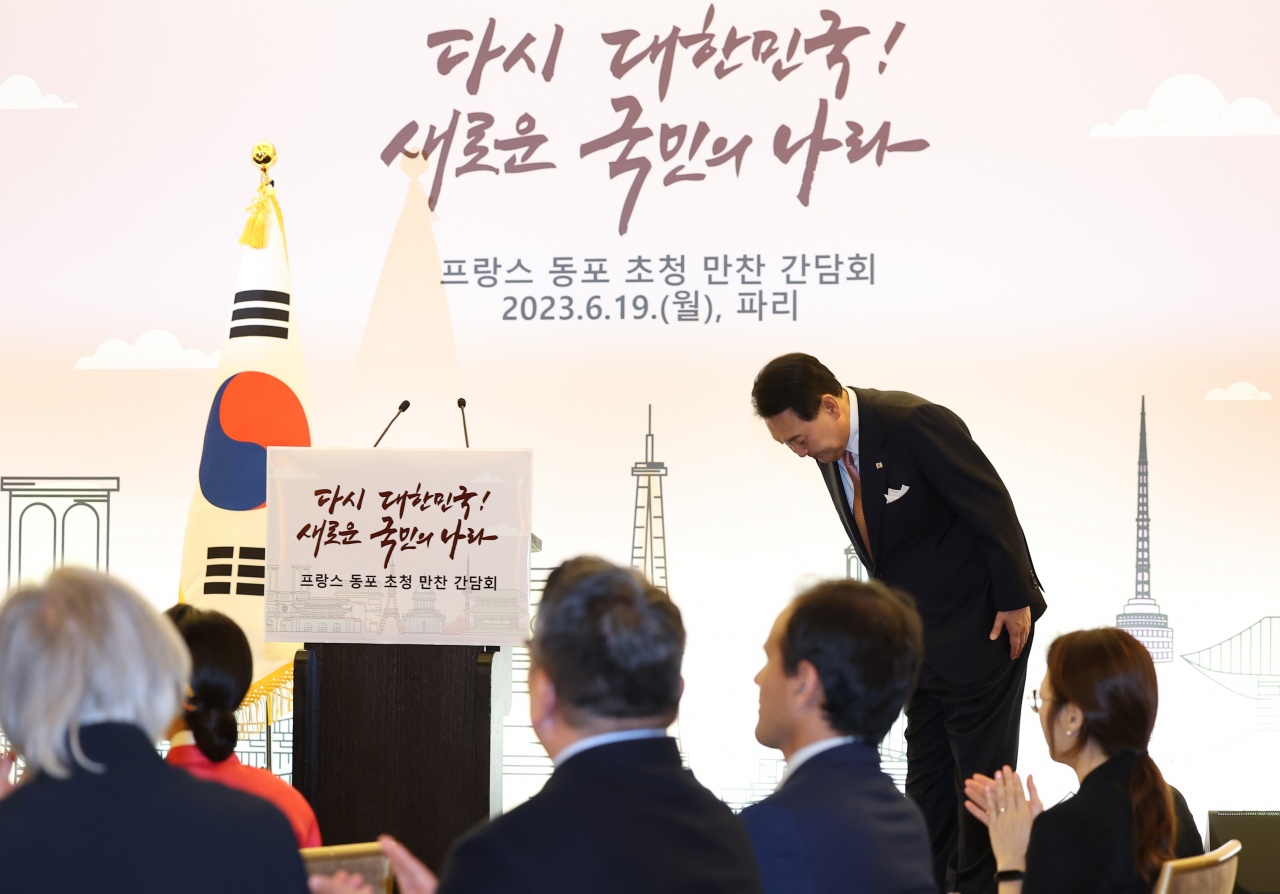 프랑스를 방문 중인 윤석열 대통령이 지난 19일(현지시간) 파리의 한 호텔에서 열린 프랑스 동포 초청 만찬 간담회에서 만찬사를 마친 뒤 인사하고 있다. [연합]