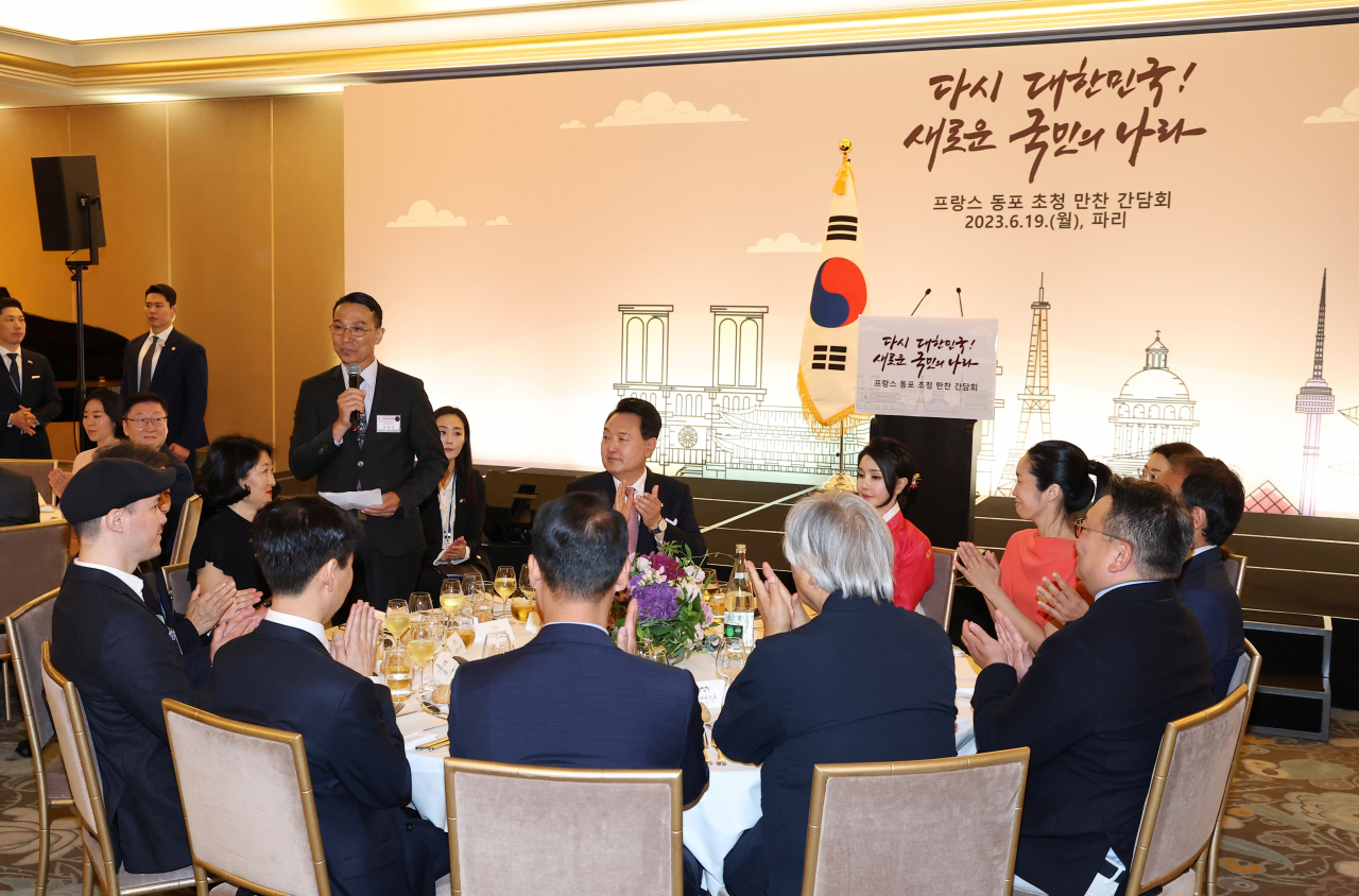 프랑스를 방문 중인 윤석열 대통령과 김건희 여사가 19일(현지시간) 파리의 한 호텔에서 열린 프랑스 동포 초청 만찬 간담회에서 송안식 한인회장의 환영사를 듣고 있다. [연합]