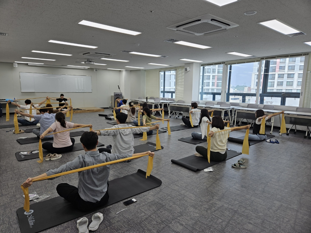 서울 광진구에서 직장인들이 밴드를 활용한 운동을 배우고 있다. [광진구 제공]