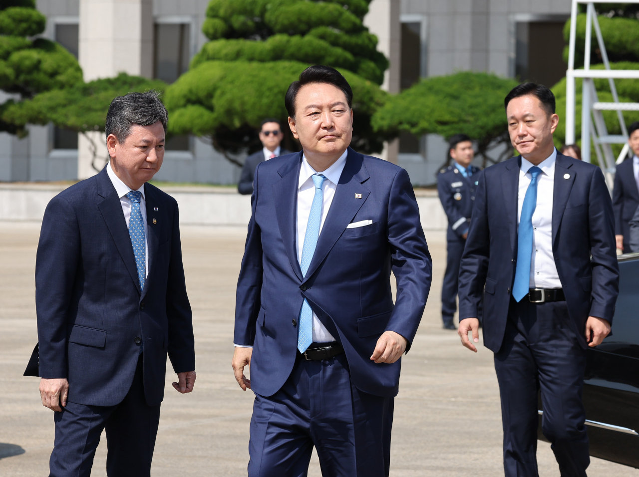 프랑스·베트남을 방문하는 윤석열 대통령이 19일 성남 서울공항에 도착, 공군 1호기로 향하고 있다. [연합]