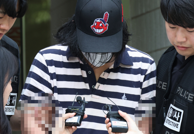 층간 누수 문제로 다투던 이웃을 방화 살해한 혐의를 받는 30대 정 모 씨가 19일 구속 전 피의자 심문을 마치고 양천구 서울남부지방법원을 나서고 있다. [연합]