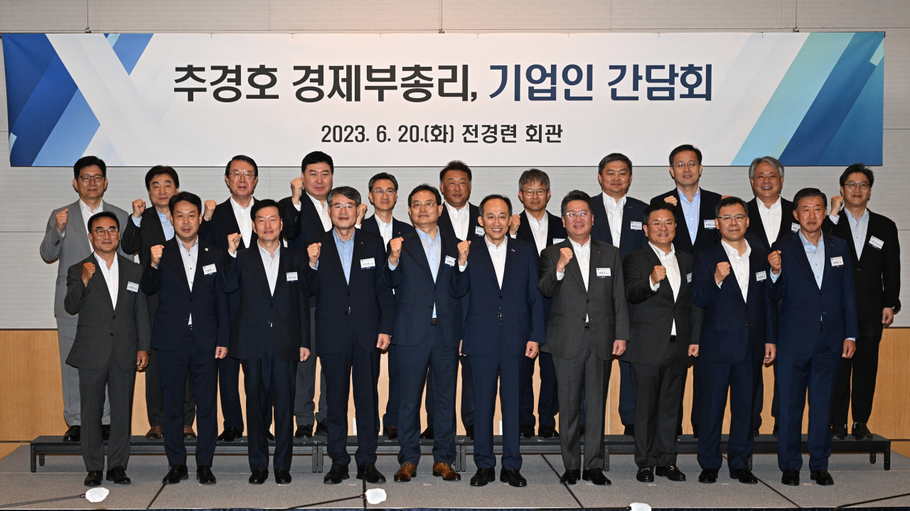 추경호(앞줄 왼쪽 여섯번째) 경제부총리 겸 기획재정부 장관을 비롯한 주요 기업인들이 20일 서울 여의도 전국경제인연합회 회관에서 열린 ‘추경호 부총리-기업인 정책간담회’에 참석해 기념촬영을 하고 있다.임세준 기자.