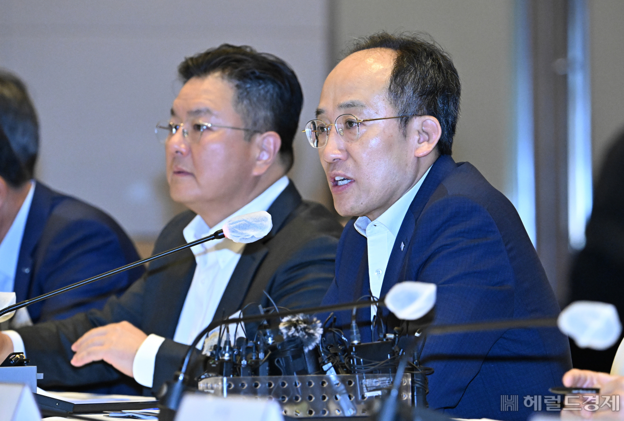 추경호(오른쪽) 경제부총리 겸 기획재정부 장관이 20일 서울 영등포구 여의도 전국경제인연합회 회관에서 열린 기업인 간담회에 참석해 모두발언을 하고 있다. 임세준 기자