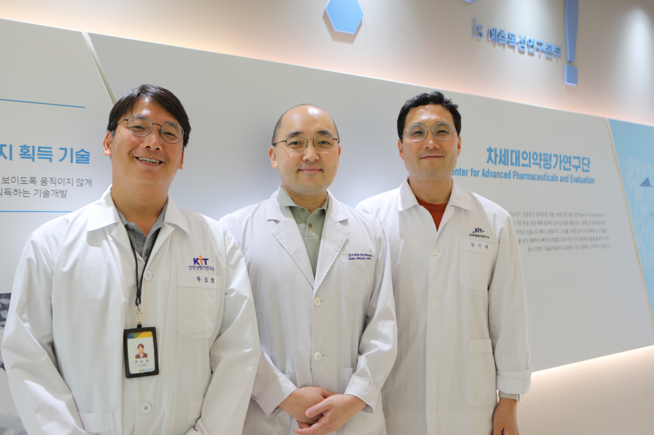 이번 연구를 수행한 안전성평가연구소 차세대의햑평가연구단 연구진. 박순현(왼쪽부터) 박사, 이재면 박사, 김기석 단장.[안전성평가연구소 제공]