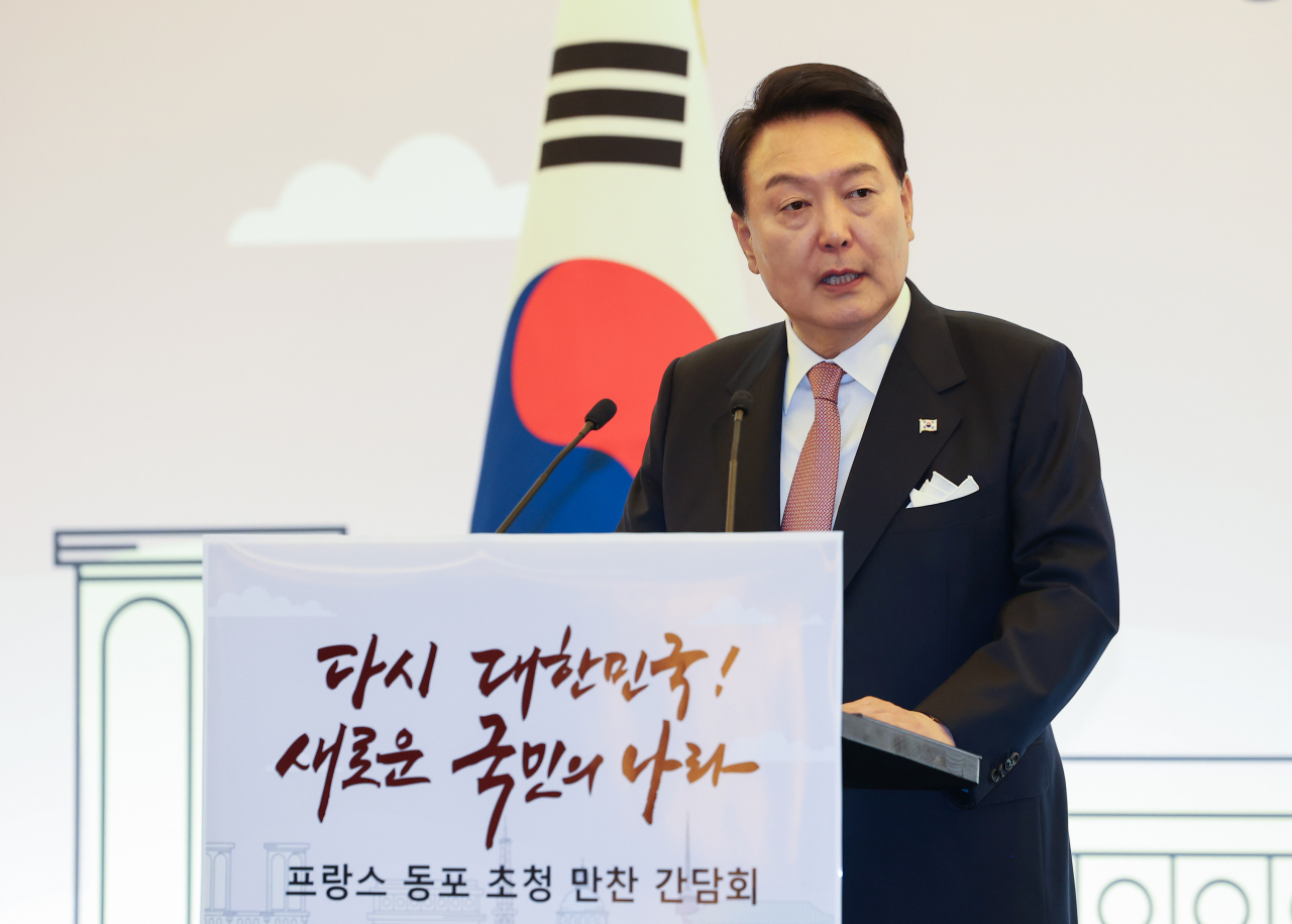 프랑스를 방문 중인 윤석열 대통령이 19일(현지시간) 파리의 한 호텔에서 열린 동포 만찬 간담회에서 만찬사를 하고 있다. [연합]