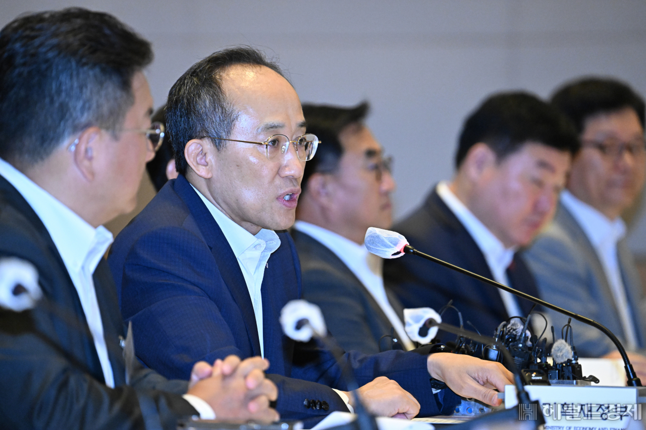 추경호(왼쪽 두번째) 경제부총리 겸 기획재정부 장관이 20일 서울 영등포구 여의도 전국경제인연합회 회관에서 열린 기업인 간담회에 참석해 모두발언을 하고 있다. 임세준 기자
