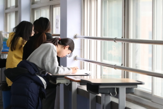 학원에서 교재를 들여다보며 자습하고 있는 여학생 [연합]