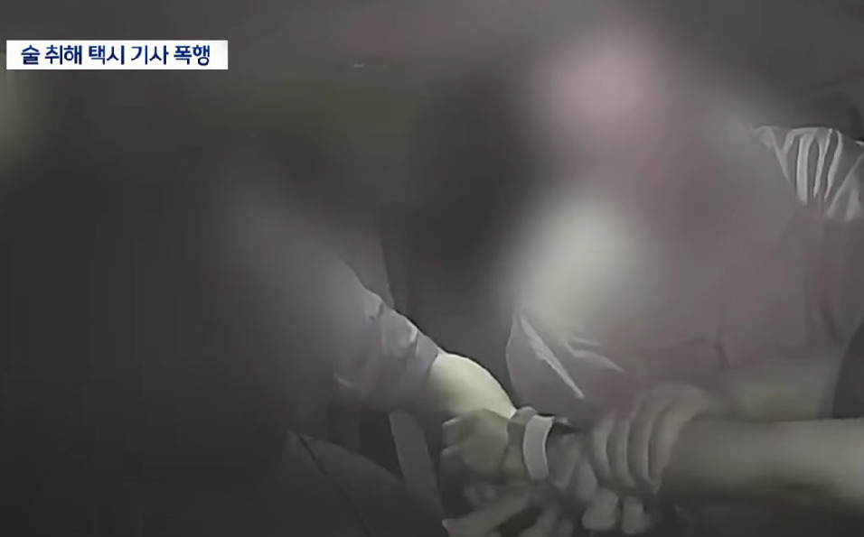 택시 블랙박스에 찍힌 A씨의 범행 영상. A씨와 일행이 택시기사의 팔을 붙들고 손목시계를 강제로 풀고 있다. [울산MBC 방송 갈무리]