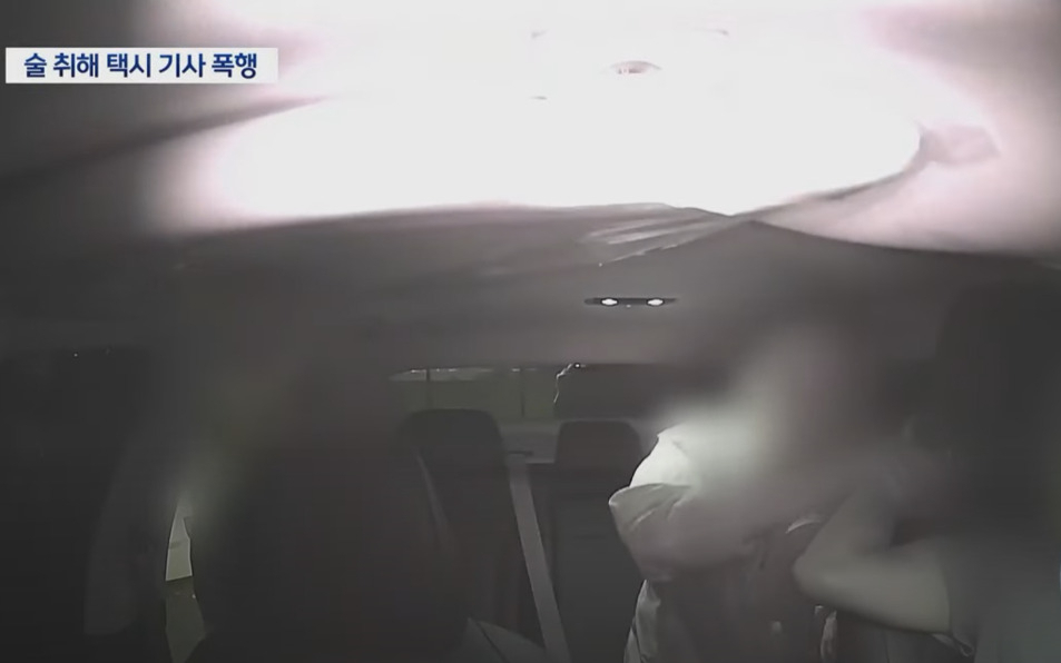 택시 블랙박스에 찍힌 A씨의 범행 영상. A씨가 택시기사가 경찰에 신고하지 못하도록 팔을 꺾고 있다. [울산MBC 방송 갈무리]