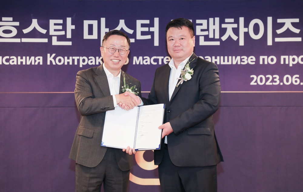 이건준(왼쪽) BGF리테일 대표와 신라인(Shin-Line)의 신 안드레이 대표가 ‘CU 카자흐스탄 진출 마스터 프랜차이즈 계약’을 맺은 뒤 기념촬영을 하고 있다. [CU 제공]