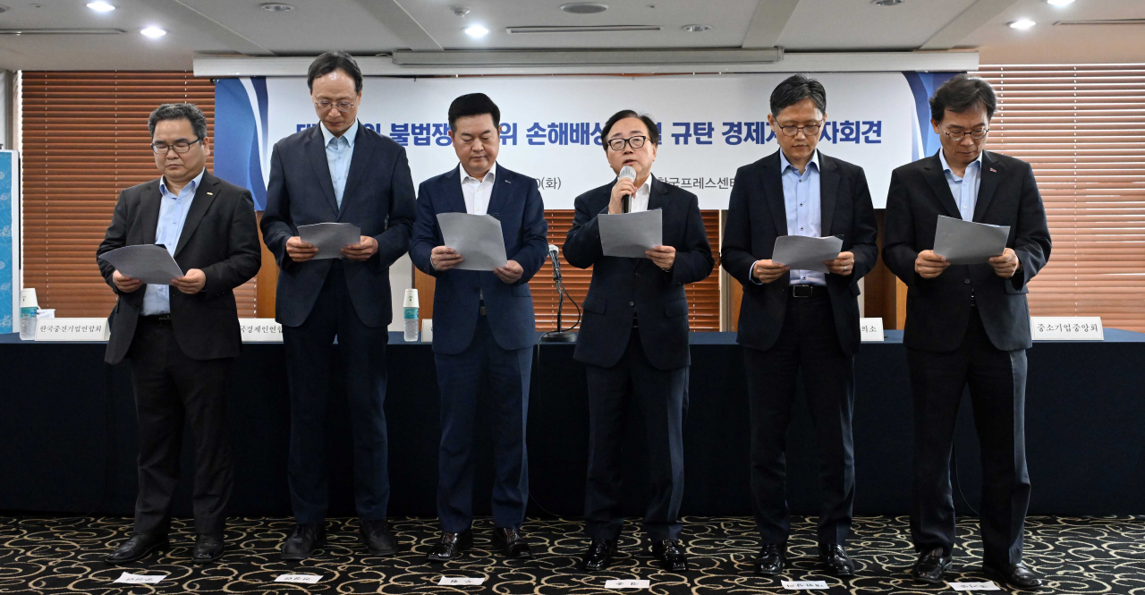 20일 오전 서울 중구 프레스센터 외신기자클럽에서 대법원의 불법쟁의행위 손해배상 판결 규탄 경제계 공동 기자회견이 열린 가운데 이동근 한국경영자총회 부회장이 기자회견문을 낭독하고 있다. (좌로부터)박양균 한국중견기업연합회 정책본부장, 추광호 전국경제인연합회 경제산업본부장, 김고현 한국무역협회 전무, 이동근 한국경영자총회 부회장, 강석구 대한상공회의소 조사본부장, 이명로 중소기업중앙회 인력정책본부장 [이상섭 기자]