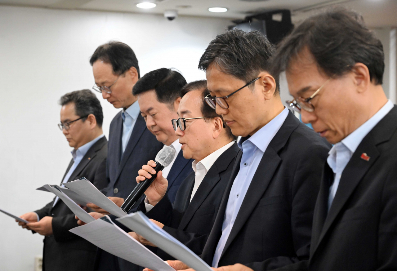 20일 오전 서울 중구 프레스센터 외신기자클럽에서 대법원의 불법쟁의행위 손해배상 판결 규탄 경제계 공동 기자회견이 열린 가운데 이동근 한국경영자총회 부회장이 기자회견문을 낭독하고 있다. (좌로부터)박양균 한국중견기업연합회 정책본부장, 추광호 전국경제인연합회 경제산업본부장, 김고현 한국무역협회 전무, 이동근 한국경영자총회 부회장, 강석구 대한상공회의소 조사본부장, 이명로 중소기업중앙회 인력정책본부장 [이상섭 기자]