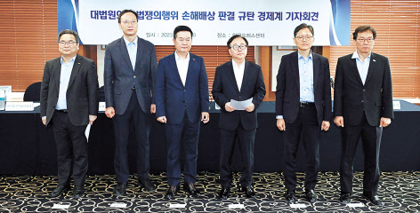 20일 오전 서울 중구 프레스센터 외신기자클럽에서 대법원의 불법쟁의행위 손해배상 판결 규탄 경제계 공동 기자회견이 열린 가운데 참석자들이 기념촬영을 하고 있다. 박양균(왼쪽부터) 한국중견기업연합회 정책본부장, 추광호 전국경제인연합회 경제산업본부장, 김고현 한국무역협회 전무, 이동근 한국경영자총협회 부회장, 강석구 대한상공회의소 조사본부장, 이명로 중소기업중앙회 인력정책본부장. 이상섭 기자
