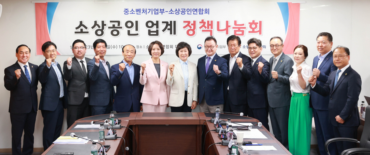 이영 중소벤처기업부 장관(왼쪽 여섯 번째)이 지난 7일 서울 영등포구 여의도 소상공인연합회를 방문해 기념촬영을 하고 있다. [연합]