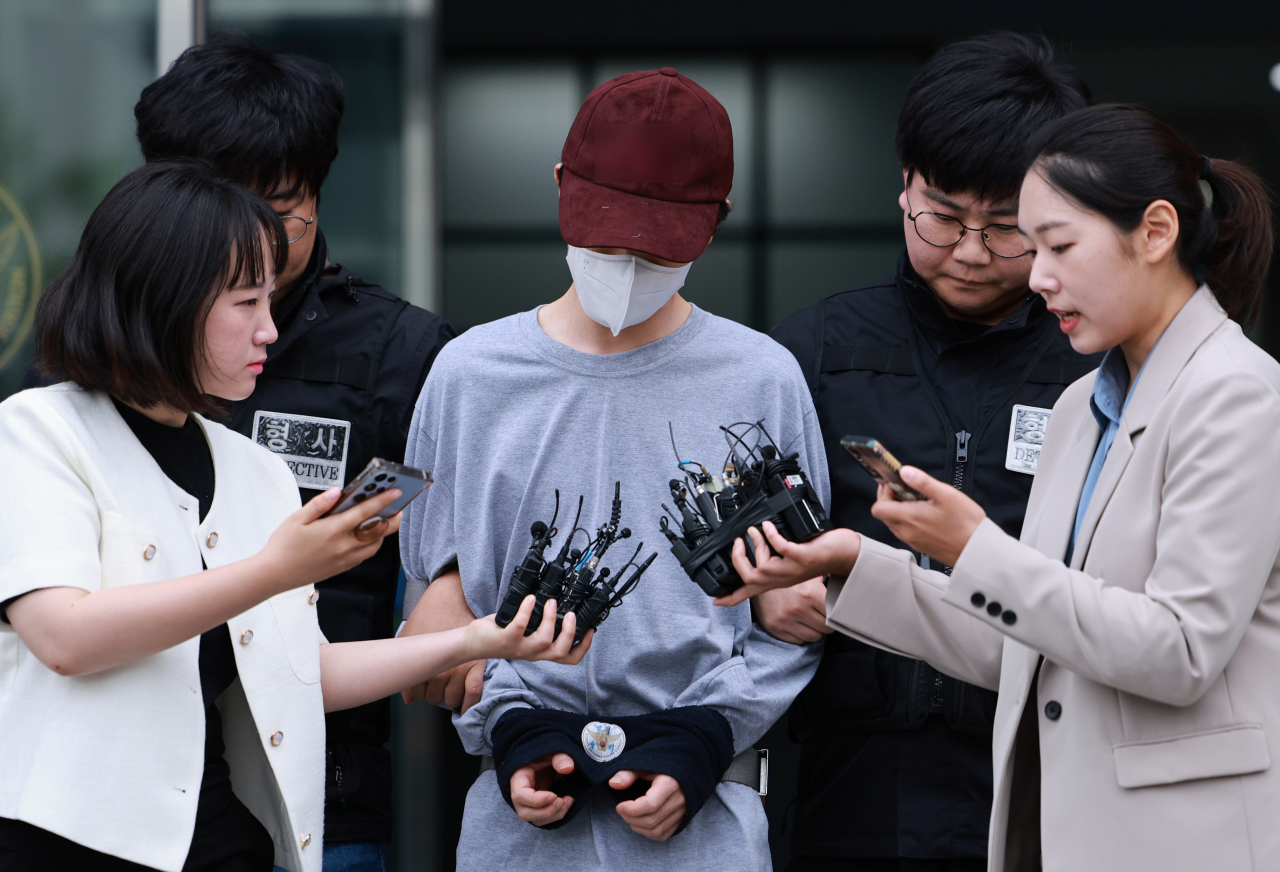 교제폭력 신고에 불만을 품고 연인을 살해한 혐의로 구속된 A씨가 지난 1일 오전 서울 금천경찰서에서 검찰로 송치되고 있다. [연합]