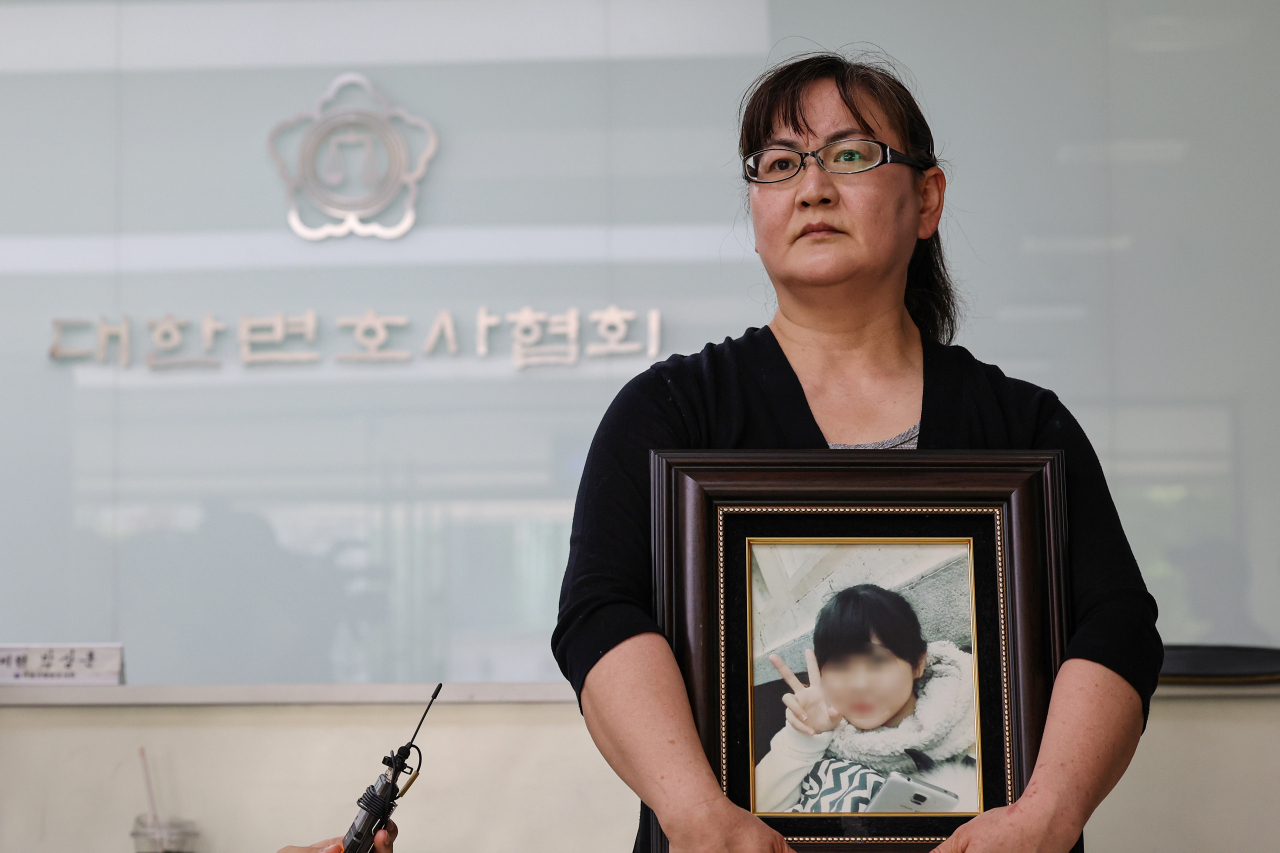 This photo shows Lee Gi-cheol, who lost her daughter in 2015, speaking with reporters as she waits for the Korean Bar Association's decision over her attorney who failed to deliver on her fiduciary duty on Monday at the KBA headquarters in Seoul. (Yonhap)