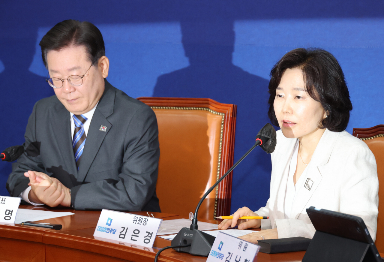 20일 국회에서 열린 더불어민주당 혁신기구 1차 회의에서 김은경 위원장(오른쪽)이 발언하고 있다. [연합]
