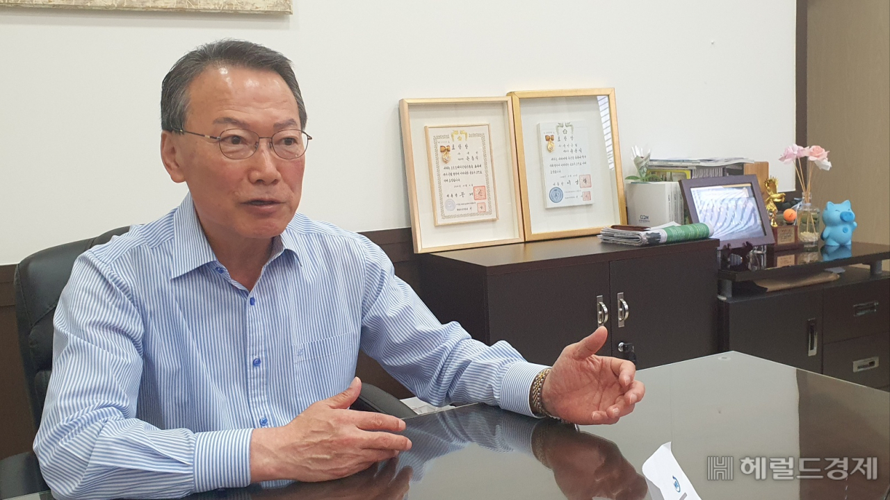 그는 여러 장학재단에 장학금을 기탁했고 백혈병소아암 환자, 캄보디아 의료봉사, 소외계층 일자리 창출에 힘을 보탰다.