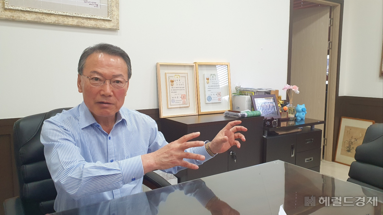 지난달 광주시가 선정한 시민대상에 선정된 윤풍식 국민그룹 회장의 이야기다. 30년간 통신과 안전, 레저 분야 산업을 일구면서 한번도 봉사활동을 손에 놓지 않았다.