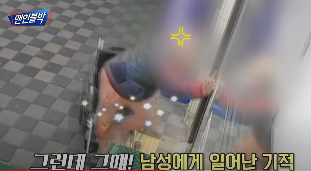 편의점 직원이 "계산 먼저 해달라"고 하자 휠체어에 탄 남성이 갑자기 몸을 일으켜 편의점 안으로 들어가고 있다. [맨인블랙 유튜브채널 갈무리]