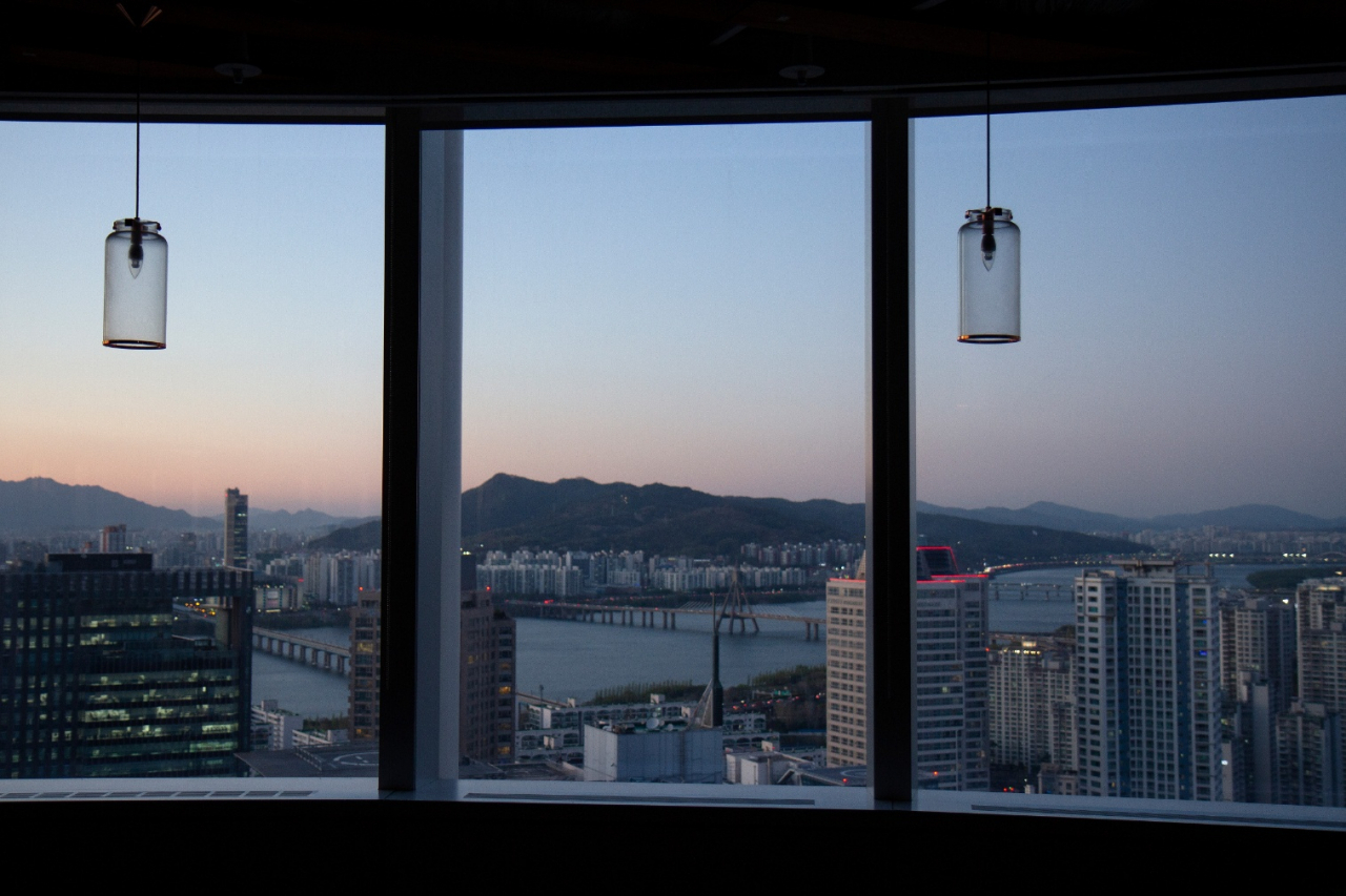 서울 송파구 잠실 롯데월드타워 31층에 위치한 ‘마키노차야 블랙’에서는 한강과 서울 시내 전경을 한눈에 감상할 수 있다. 이 식당에서 바라본 서울의 야경. [‘마키노차야’ 제공]