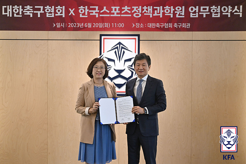 정몽규 축구협회장(오른쪽)과 남윤신 스포츠정책과학원장.[대한축구협회 제공]