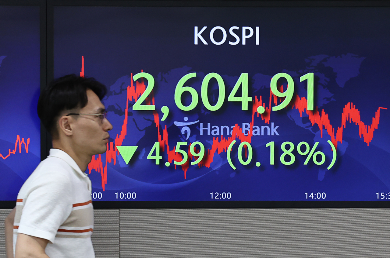 An electronic board showing the Korea Composite Stock Price Index at a dealing room of the Hana Bank headquarters in Seoul on Tuesday. (Yonhap)