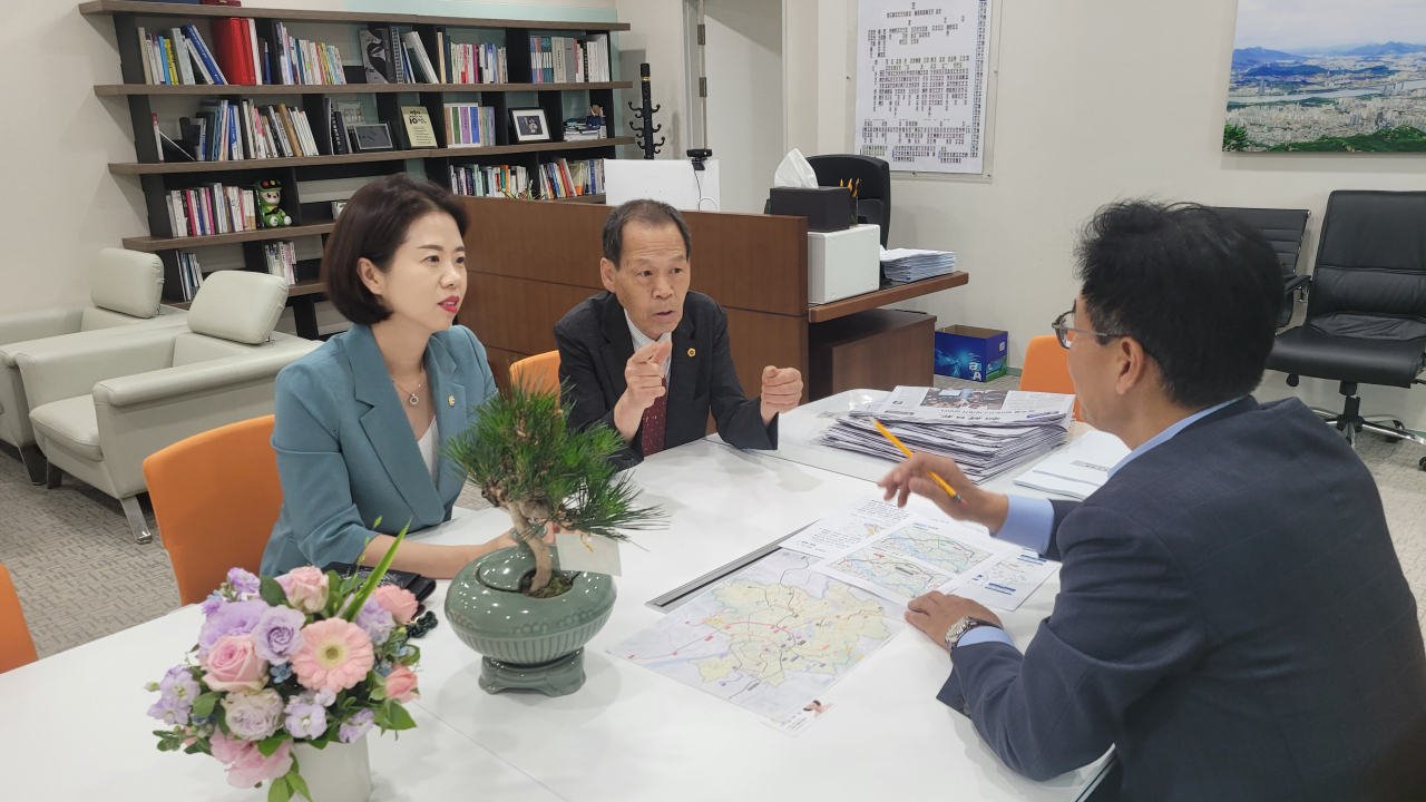 김하영 종로구의원이 윤종복 서울시의원과 함께 강철원 서울시 정무부시장과 만나 은평새길 건설에 반대한다는 입장을 전달했다. 이어 만약 추진하려면 종로구 평창동, 부암동의 교통환경 개선을 최우선으로 고려해달라고 요청했다. [종로구의회 제공]
