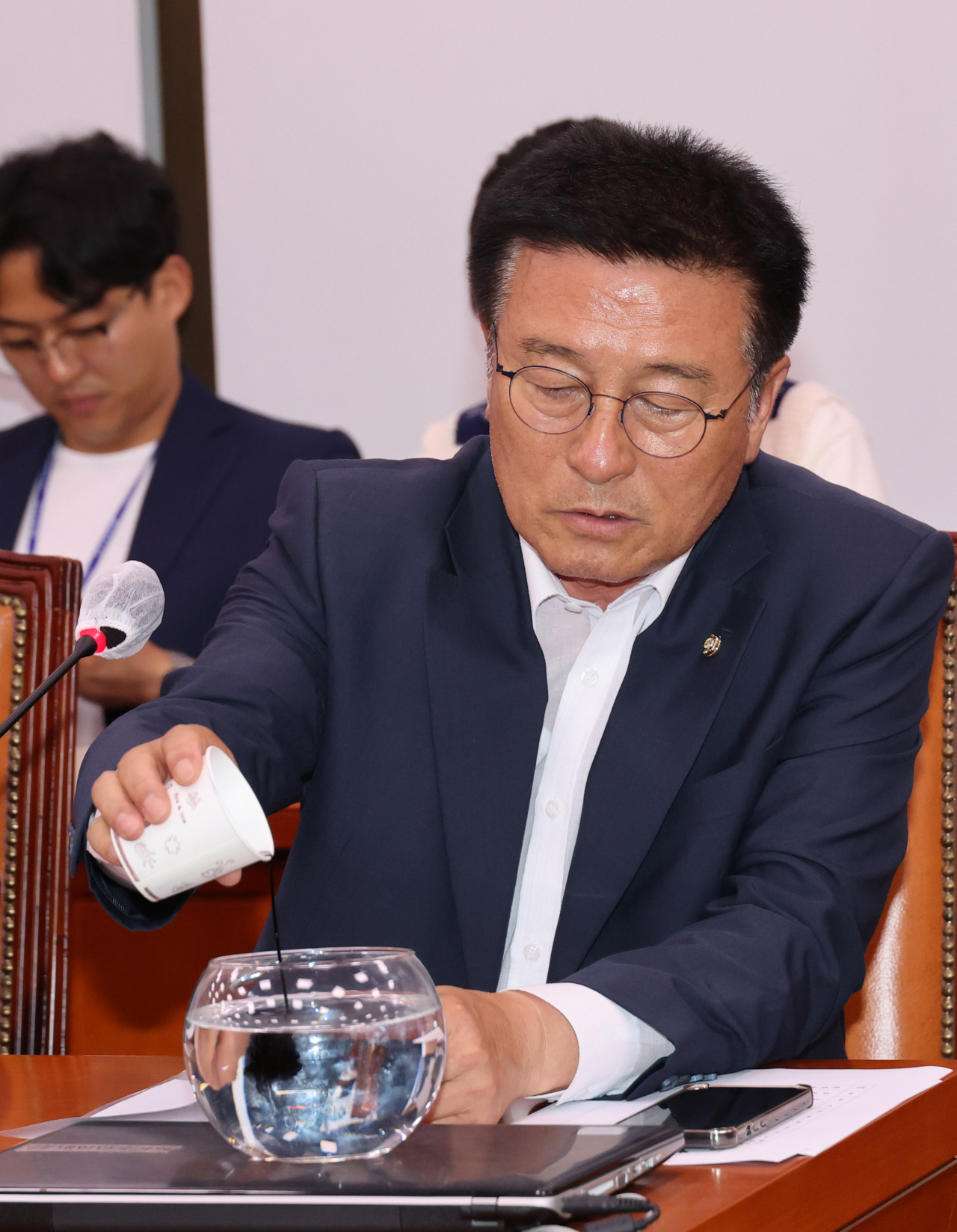 윤재갑 더불어민주당 의원이 20일 오후 서울 여의도 국회에서 열린 농림축산식품해양수산위원회 전체회의에서 어항에 잉크를 따르며 후쿠시마 원전 오염수 해양투기 반대 발언을 하고 있다. [연합]
