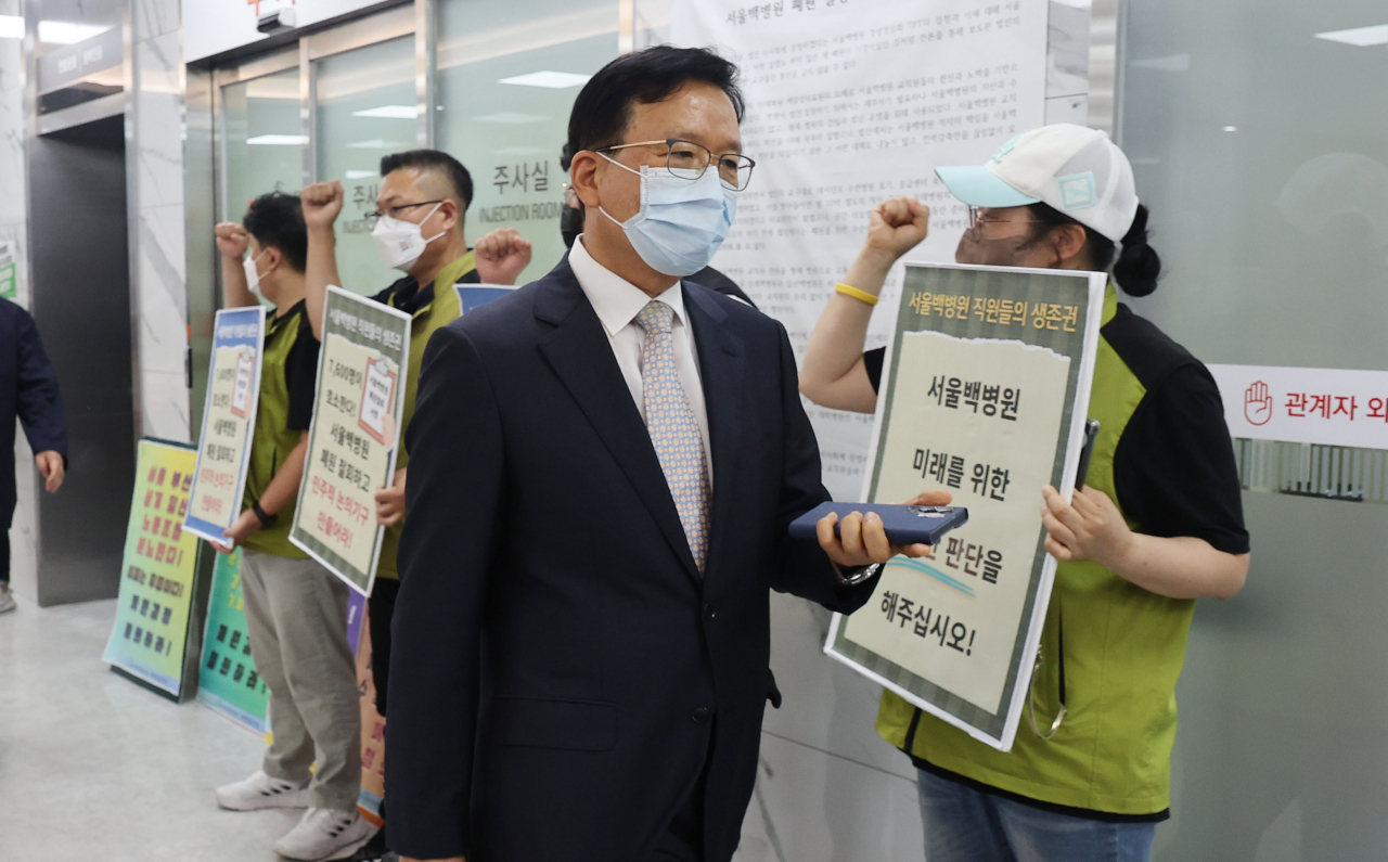 이일재 인재학원 이사가 20일 오후 서울 중구 인제대학교 서울백병원에서 서울백병원 폐원 안에 관한 이사회를 마친 뒤 병원을 나서고 있다. [연합]