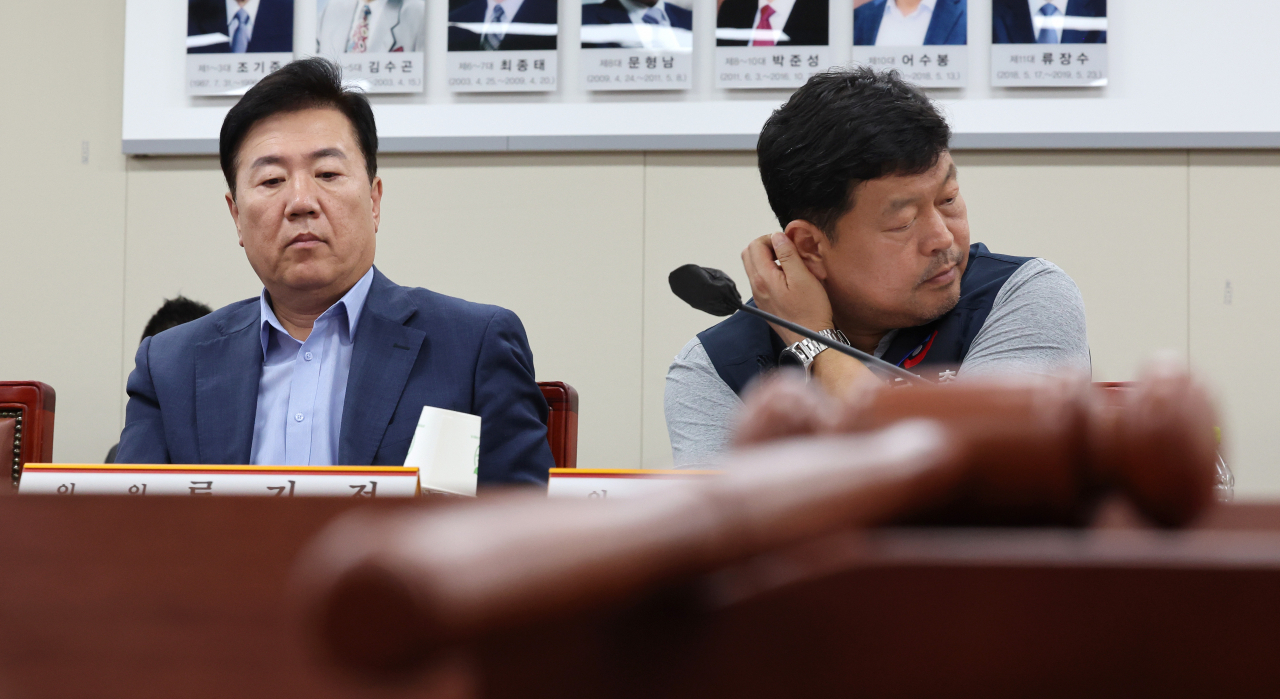 20일 오후 세종시 정부세종청사 최저임금위원회 회의실에서 열린 제6차 전원회의에서 사용자위원인 류기정 한국경영자총협회 전무(왼쪽)와 근로자위원인 류기섭 한국노총 사무총장이 위원들의 발언을 경청하고 있다. 연합뉴스