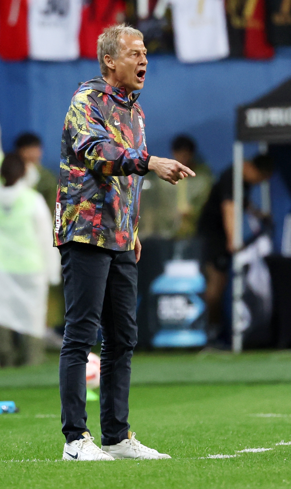 20일 대전월드컵경기장에서 열린 축구대표팀 한국과 엘살바도르의 평가전에서 클린스만 감독이 작전 지시를 하고 있다. [연합]