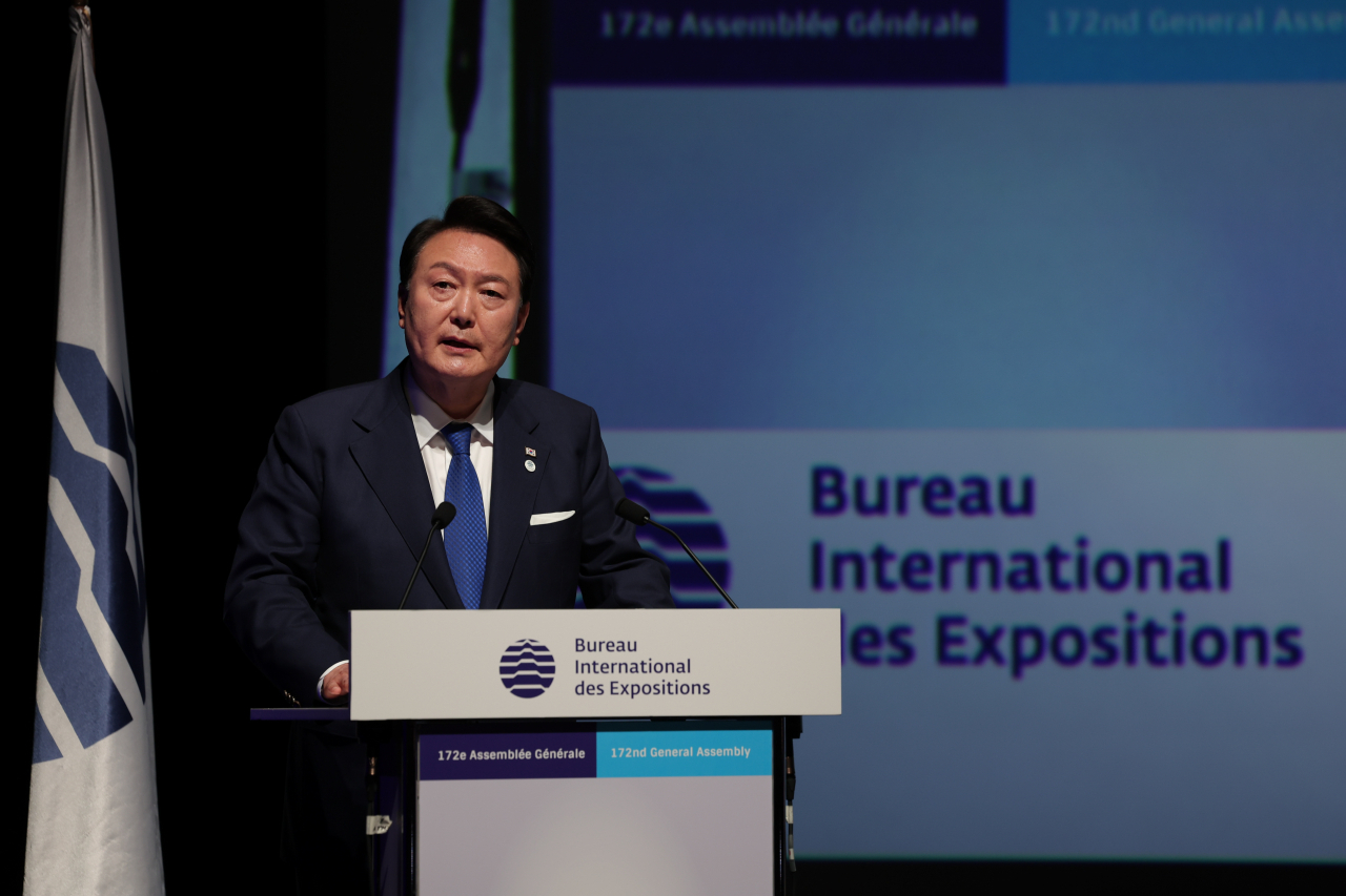 2030 세계박람회 부산 유치 활동 지원을 위해 프랑스를 방문 중인 윤석열 대통령이 20일(현지시간) 파리 이시레몰리노에서 열린 제172차 국제박람회기구(BIE) 총회에서 4차 경쟁 프레젠테이션(PT)을 하고 있다. [연합]
