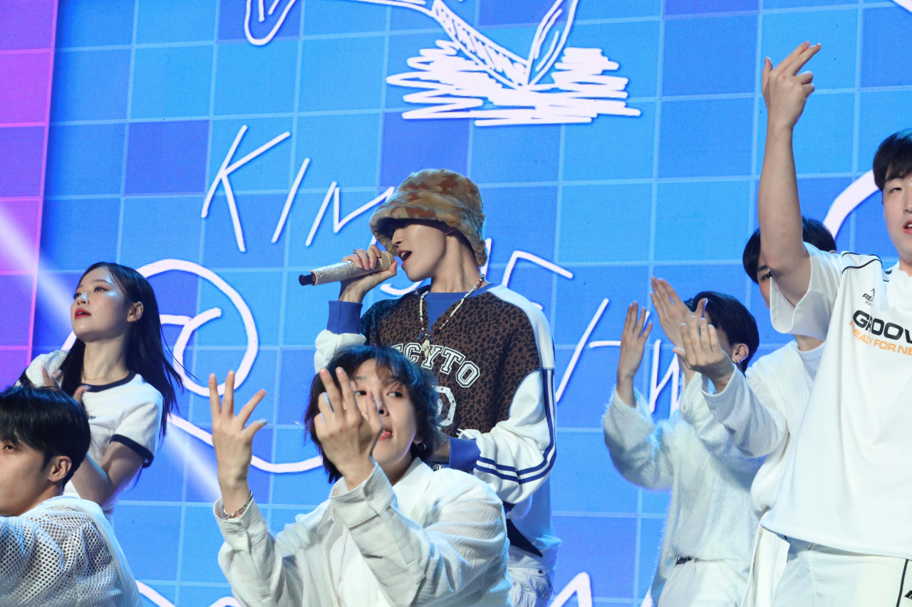 Singer Kim Jae-hwan performs "Lucky!" during the media showcase event for his sixth EP, "J.A.M," held in Seoul on Tuesday. (Swing Entertainment)