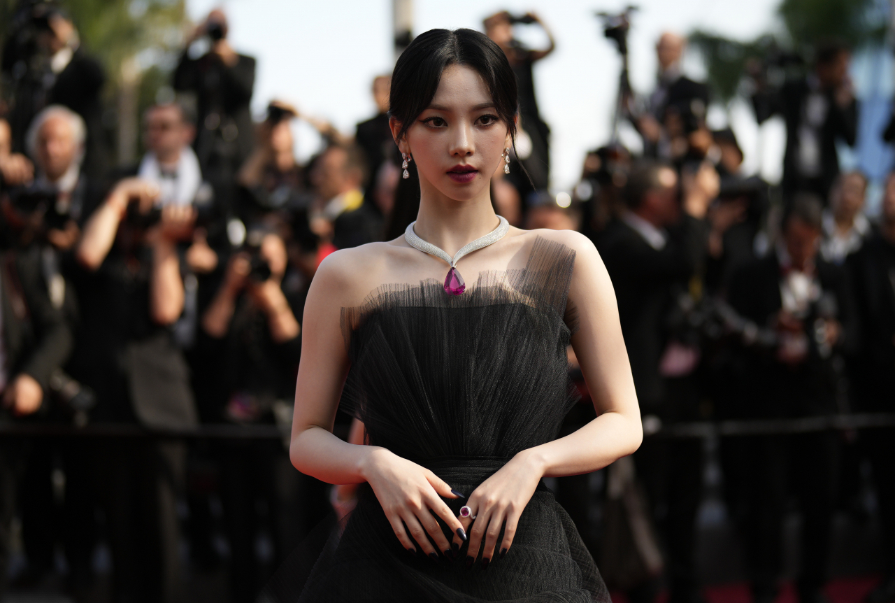 에스파의 멤버 카리나가 지난달 24일(현지시간) 제76회 칸국제영화제가 열린 프랑스 칸에서 ‘더 포토푀’(The Pot-au-Feu) 시사회에 참석해 포즈를 취하고 있다. [연합]