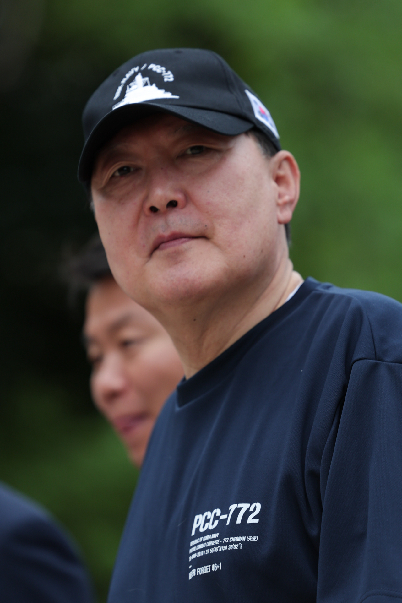 국제박람회기구(BIE) 총회 참석차 프랑스를 방문 중인 윤석열 대통령이 천안함 티셔츠와 모자를 착용한 채 20일(현지시간) 파리의 몽소 공원을 산책하고 있다. [연합]