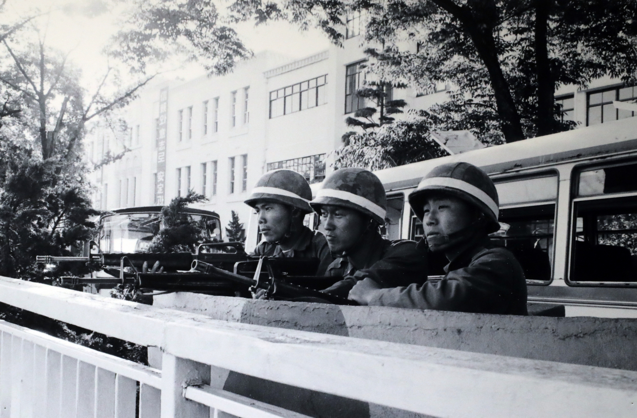 노먼 소프가 아시아 월스트리트저널 서울지국 소속 기자로 1980년 5월 23일부터 27일까지 광주 현장에서 촬영한 전남도청 배경 사진. [연합]