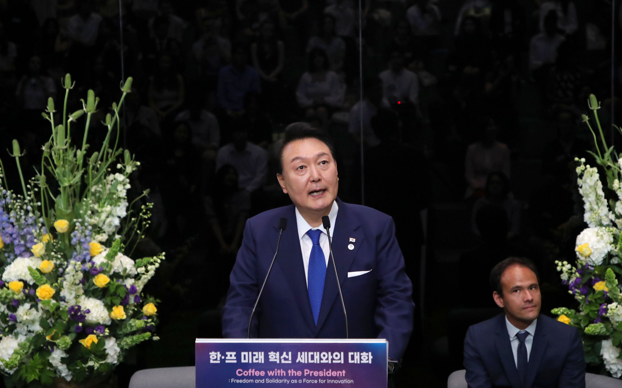 윤석열 대통령이 20일(현지시간) 파리에 위치한 세계 최대 스타트업 캠퍼스인 ‘스테이션 에프(F)’ 에서 열린 한·프랑스 미래혁신세대와의 대화에서 발언하고 있다. [연합]