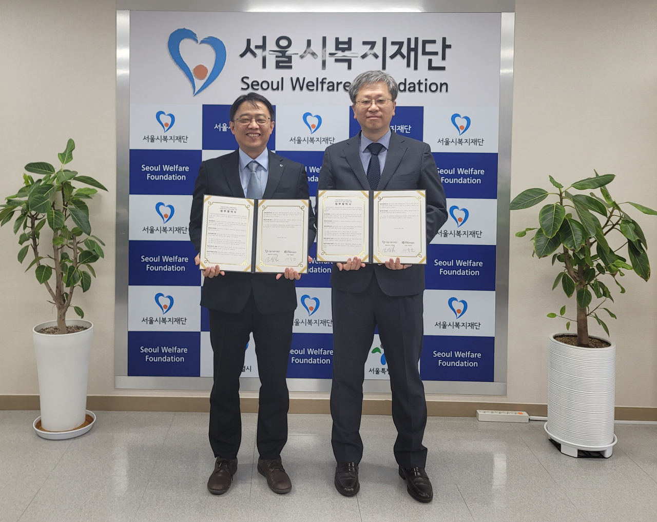 김상철(오른쪽) 서울시복지재단 대표이사와 서종균 주택관리공단 사장이 업무협약을 맺고 있다. [서울시 제공]