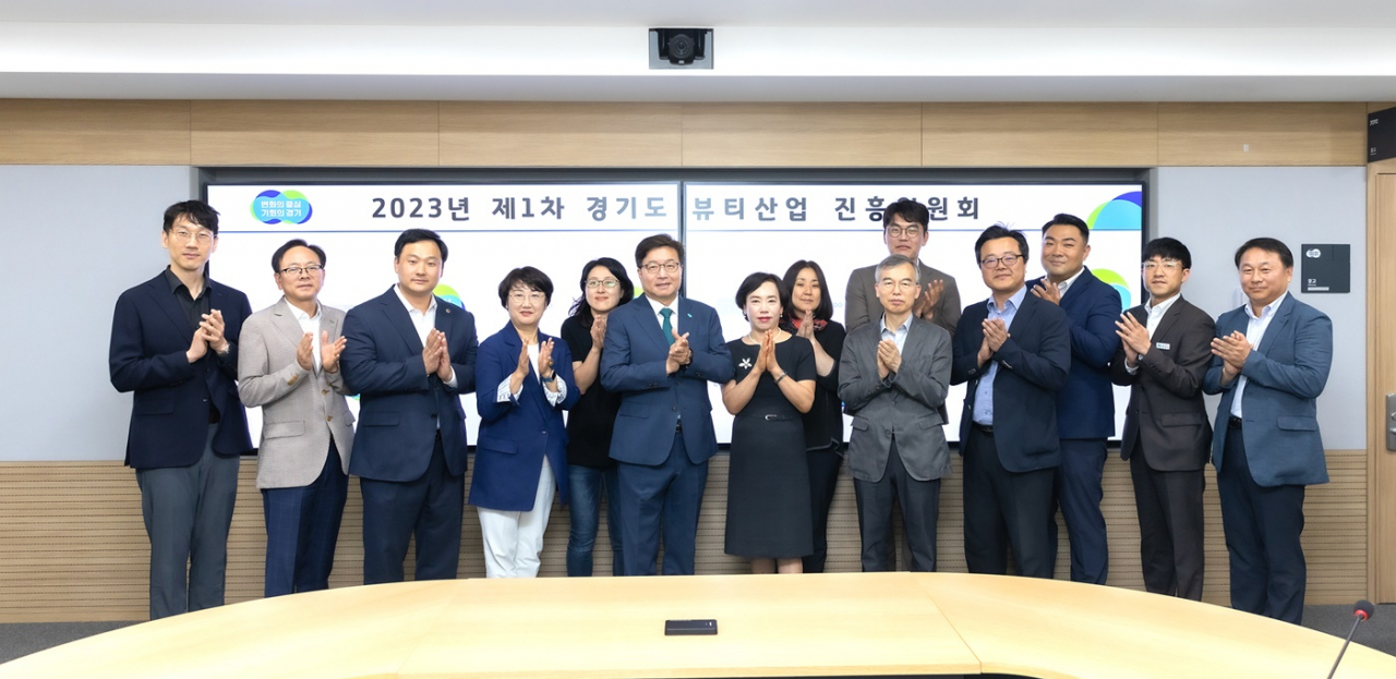 염태영 경제부지사(왼쪽)에서 6번째