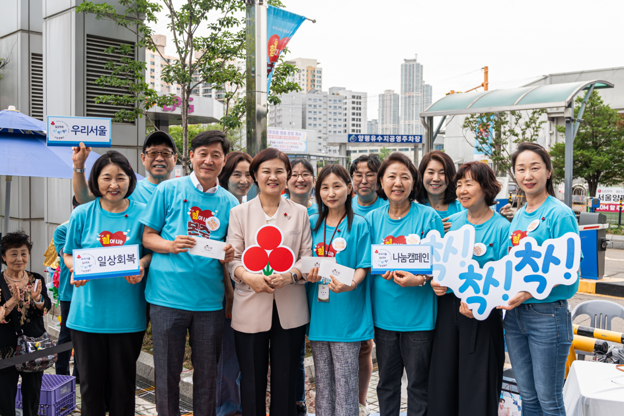 ‘본죽 히어로 나눔 바자회’ 관계자들이 수익금 전액을 서울 사랑의 열매에 기부한뒤 기념촬영에 임하고 있다.