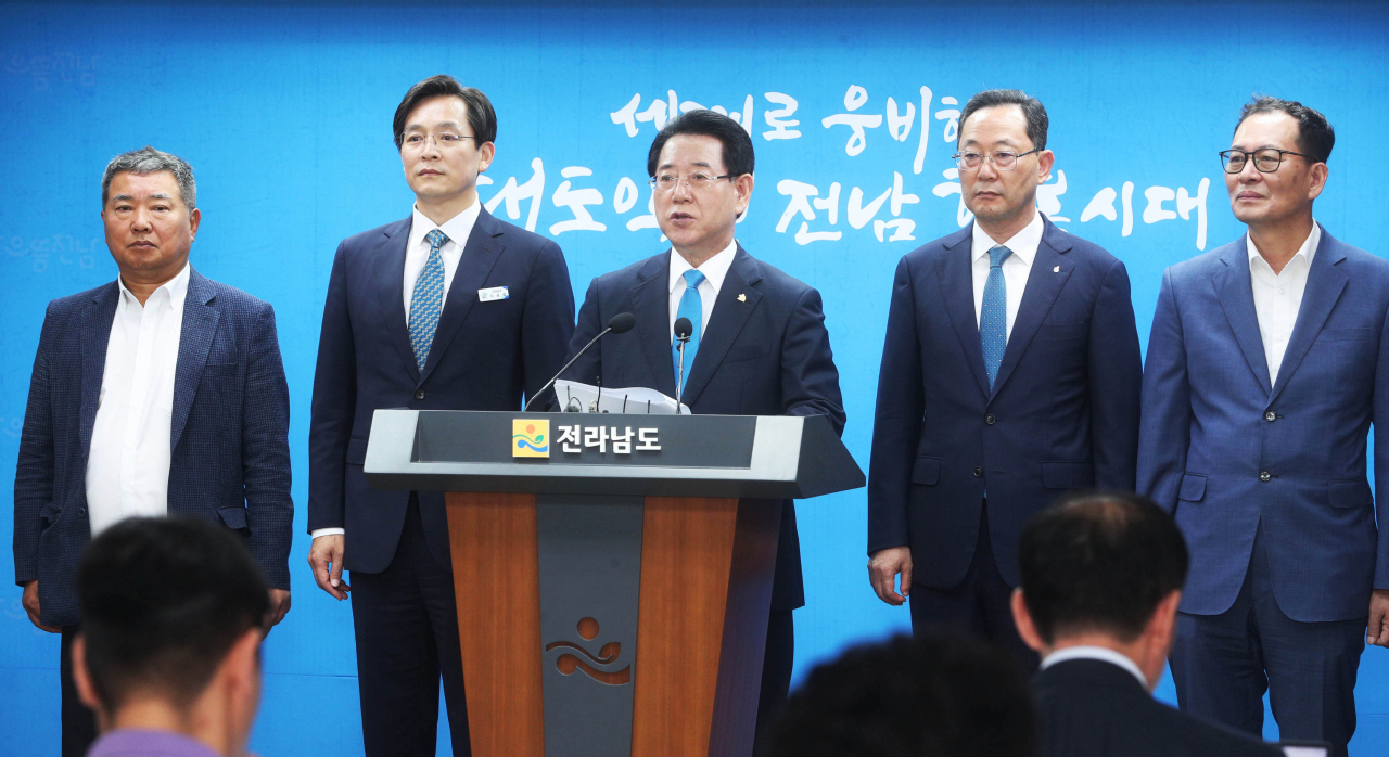 김영록지사가 솔라시도 육성 비전을 발표하고 있다