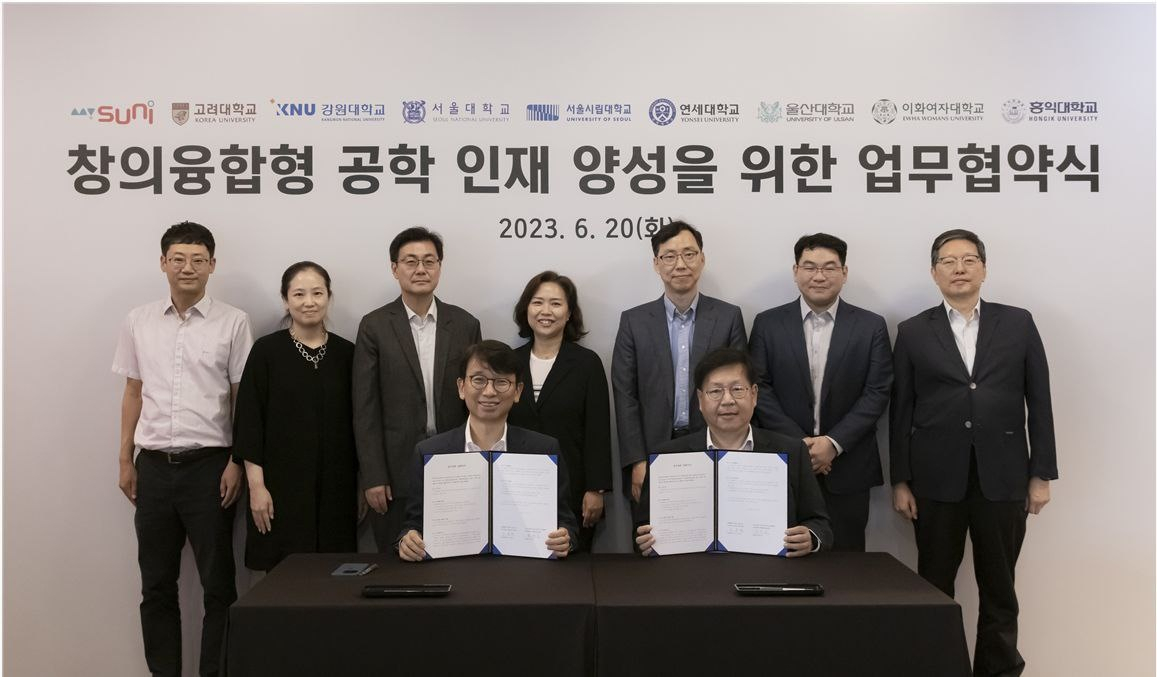 조돈현(앞줄 왼쪽) 써니 CLO(최고교육책임자)와 송광호(앞줄 오른쪽) 고려대 공학교육혁신센터장이 지난 20일 서울 종로구 그랑서울 써니 행복캠퍼스에서 써니와 8개 대학 간 창의융합형 공학인재 육성을 위한 업무협약을 체결한 뒤 기념촬영을 하고 있다. [SK 제공]
