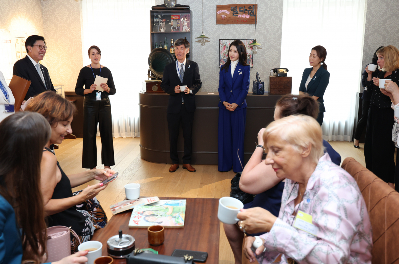 윤석열 대통령과 함께 프랑스를 방문한 김건희 여사가 20일(현지시간) 파리 주프랑스 한국문화원 내 밀다원에서 외신기자들에게 믹스커피를 소개하고 있다. 김 여사는 이날 '2023 한국문화제 테이스트 코리아' 부산 특별전을 관람하며 부산엑스포에 대해 소개했다. [연합]